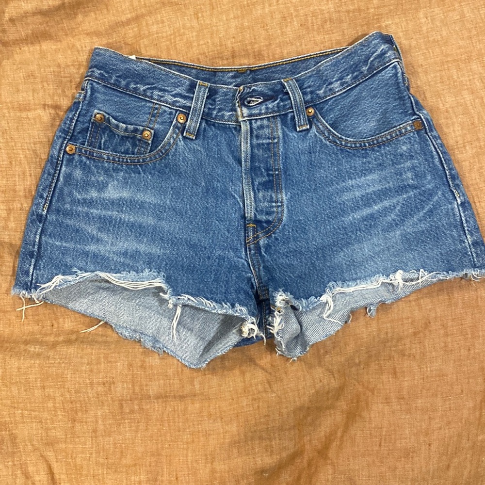 Levi 501 Daisy dukes size 25